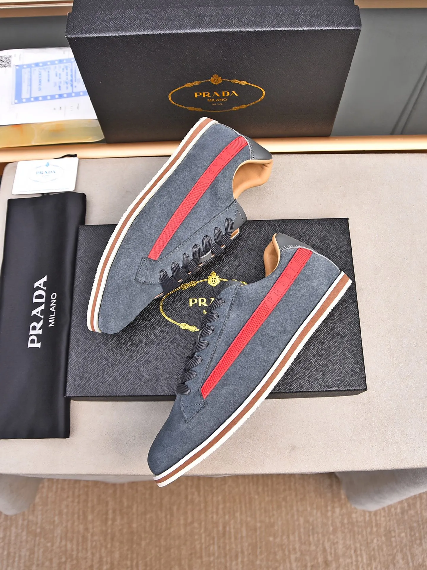 Men's shoes 💰440 Prada/Prada's new men's thin-soled casual shoes, fashionable and elegant style. Made of first-layer frosted cowhide. The lining is soft, comfortable and breathable. The shoe body is marked with letter LOGO. The details are carefully crafted. Lightweight foam sole, fashionable and versatile! Size: 38-44 (45 customized)